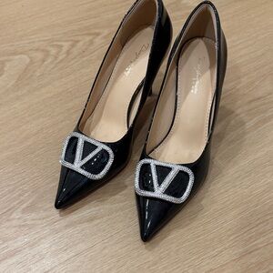 Elegant Black Women's Shoes with Embellished Buckle